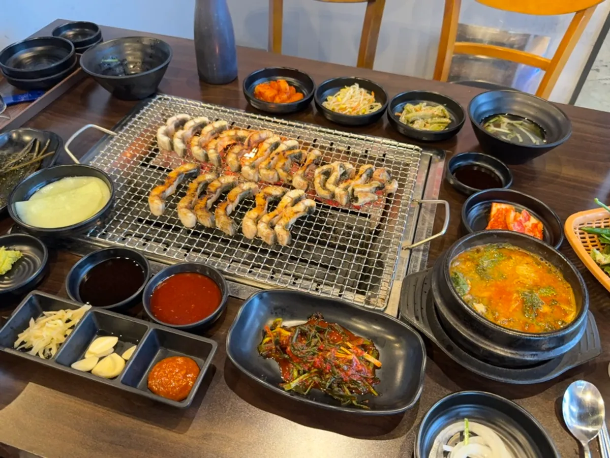 Grilled freshwater eel table setting at Yuil Jangeo
