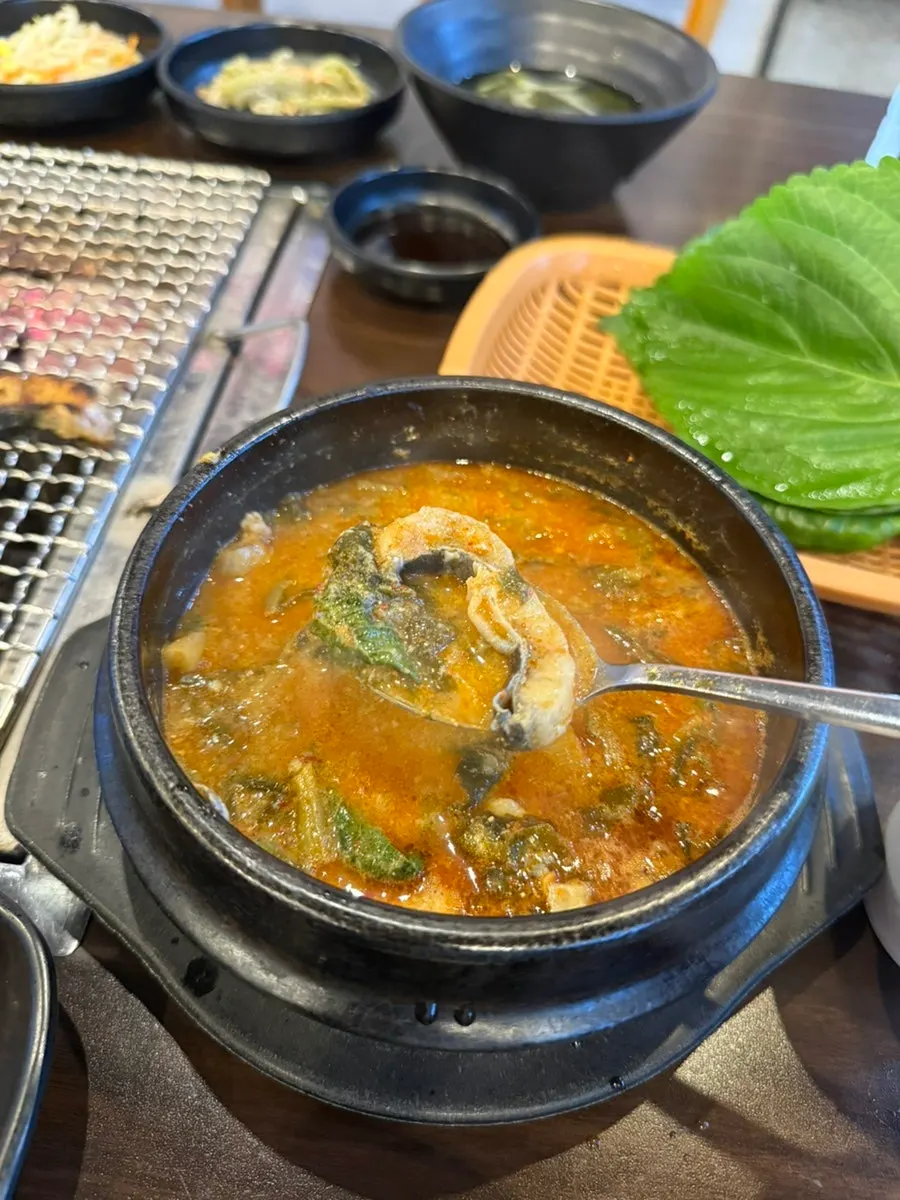 Rich eel soup broth loaded with plenty of eel