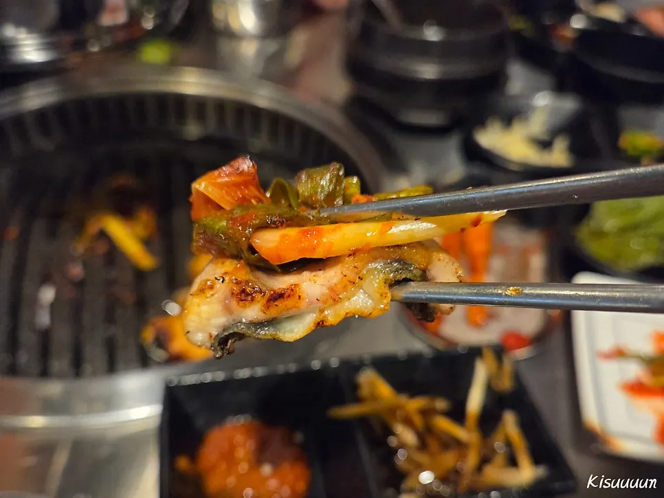 불판에 구운 파김치를 올린 소금구이