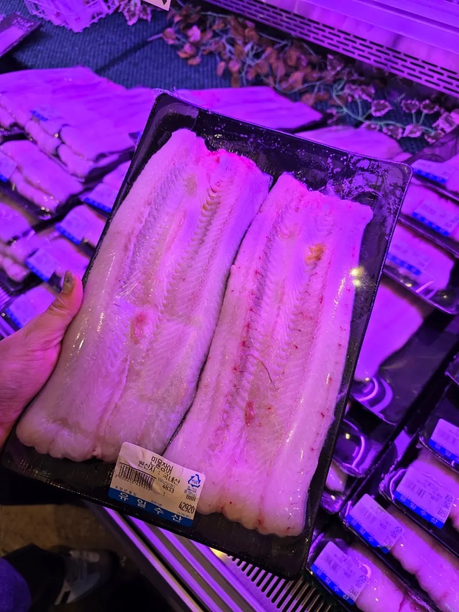 큼직한 장어 2마리가 담긴 포장 상품