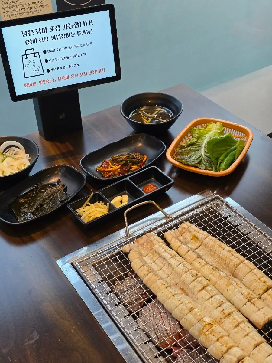 셀프바에서 가져온 쌈야채와 반찬