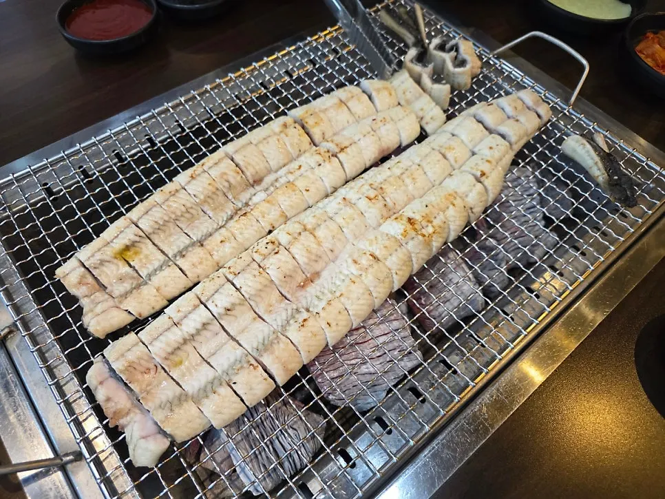 숯불 불판에 올려진 초벌 장어
