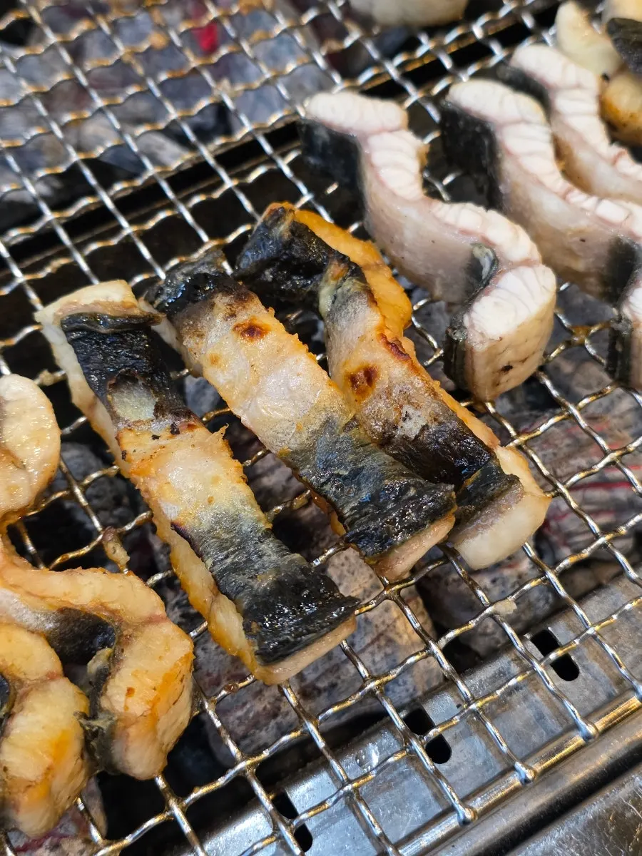 노릇하게 구워진 한입 크기 장어구이