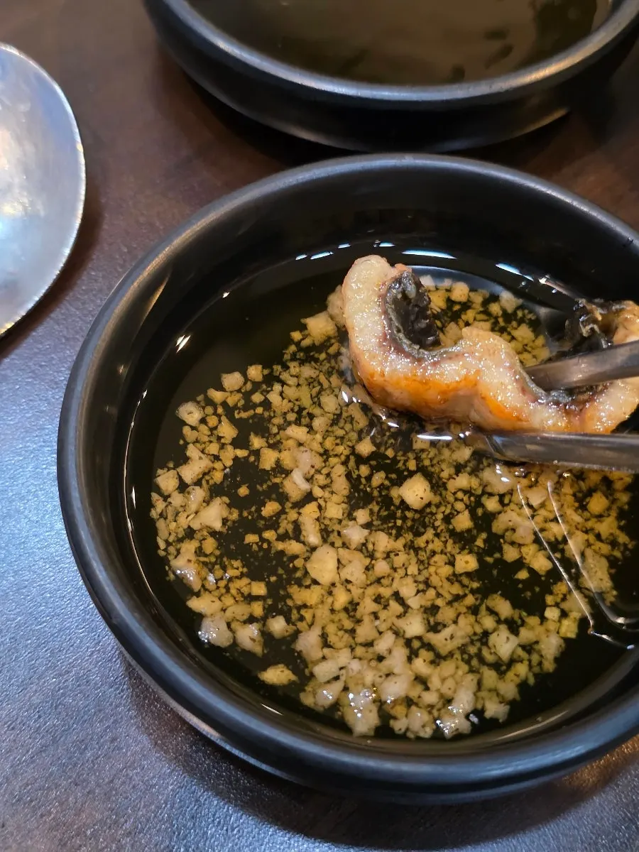 쌈야채에 올린 장어구이 쌈