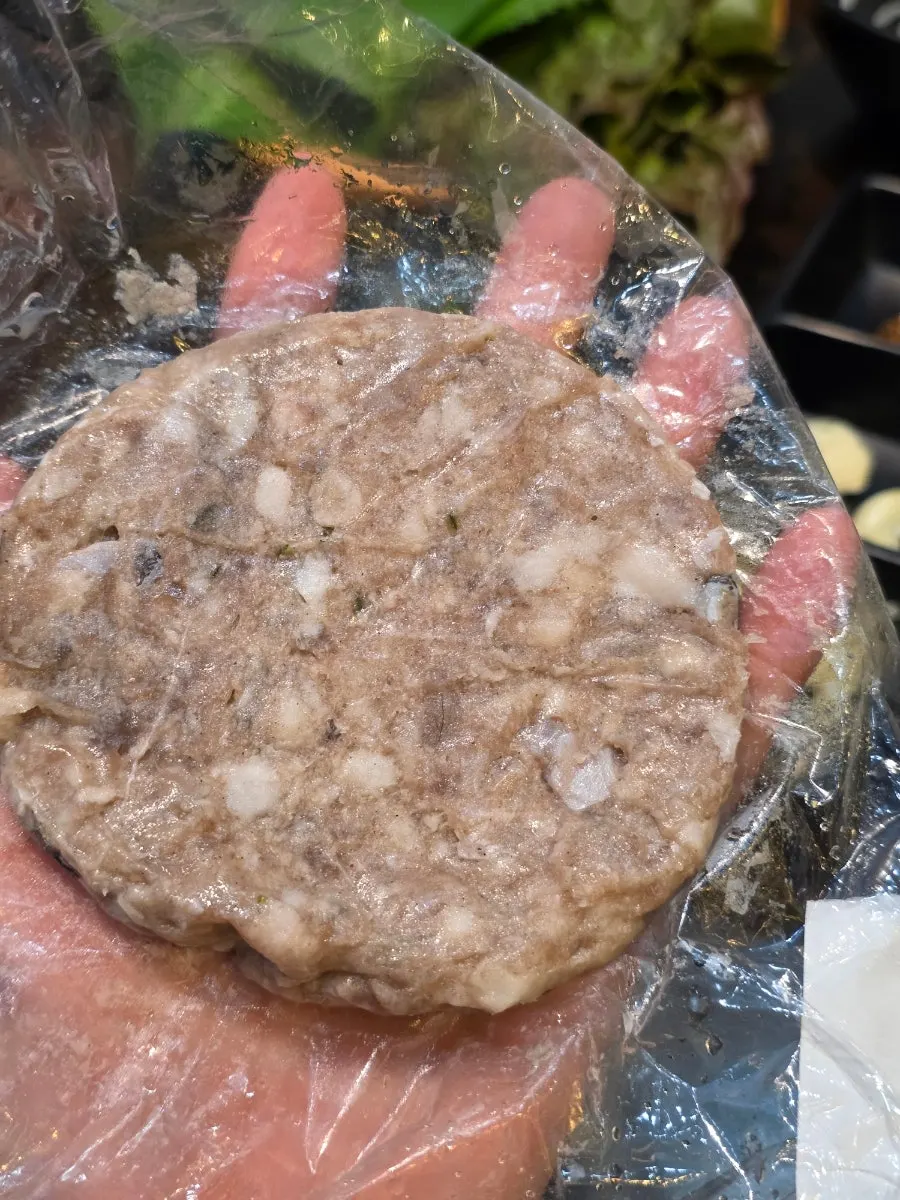 불판에 올린 장어 떡갈비