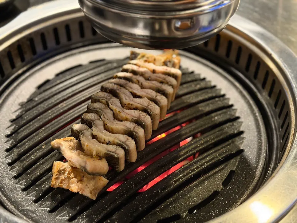 초벌된 장어가 올라간 테이블 구이판