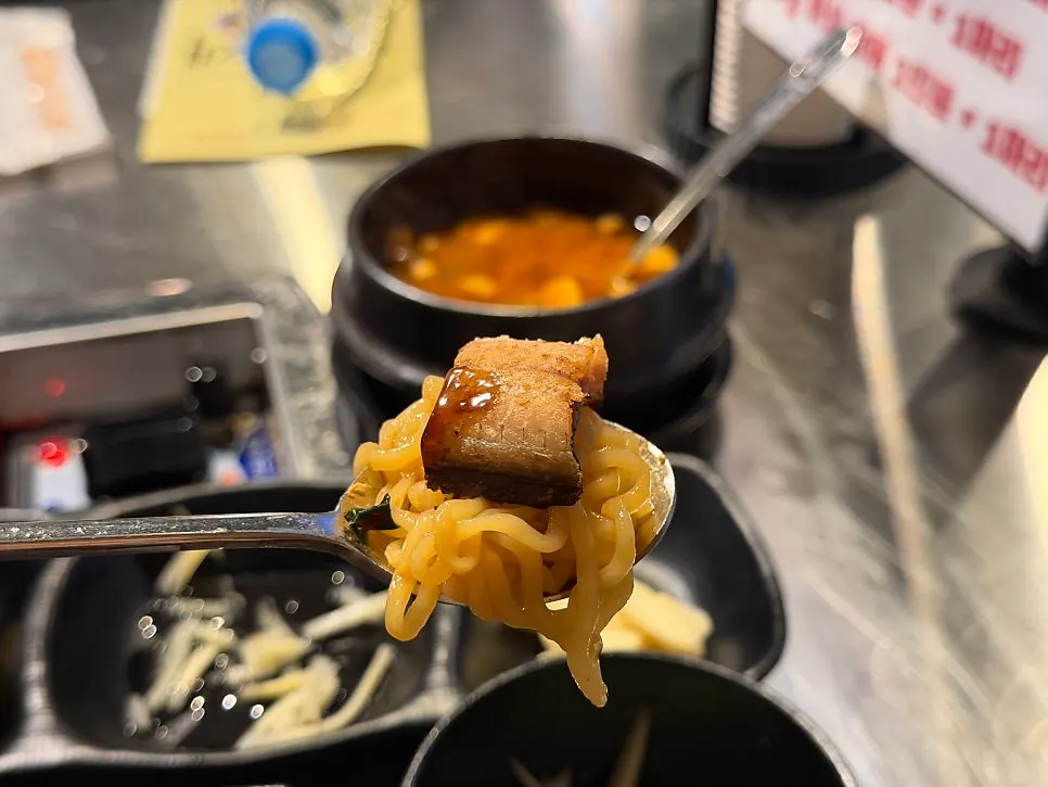 장어 구이와 함께 차려진 라면 한 그릇