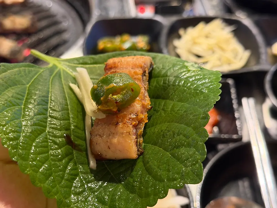 깻잎과 마늘, 생강이 놓인 쌈 채소 접시