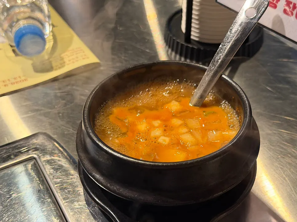 기본으로 나오는 얼큰한 된장찌개
