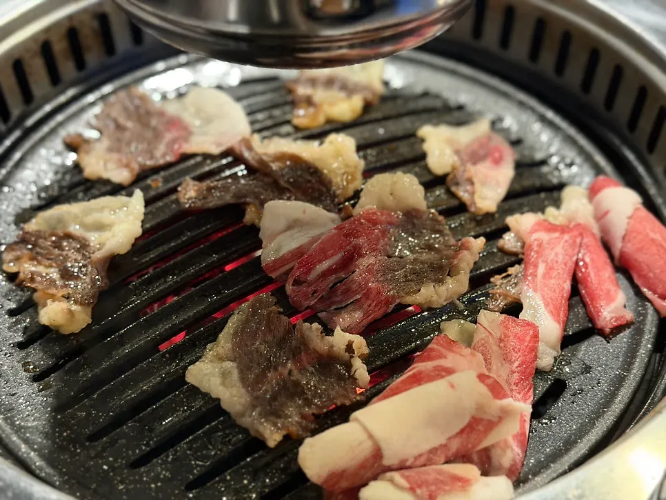 구이판에 올린 신선한 차돌박이