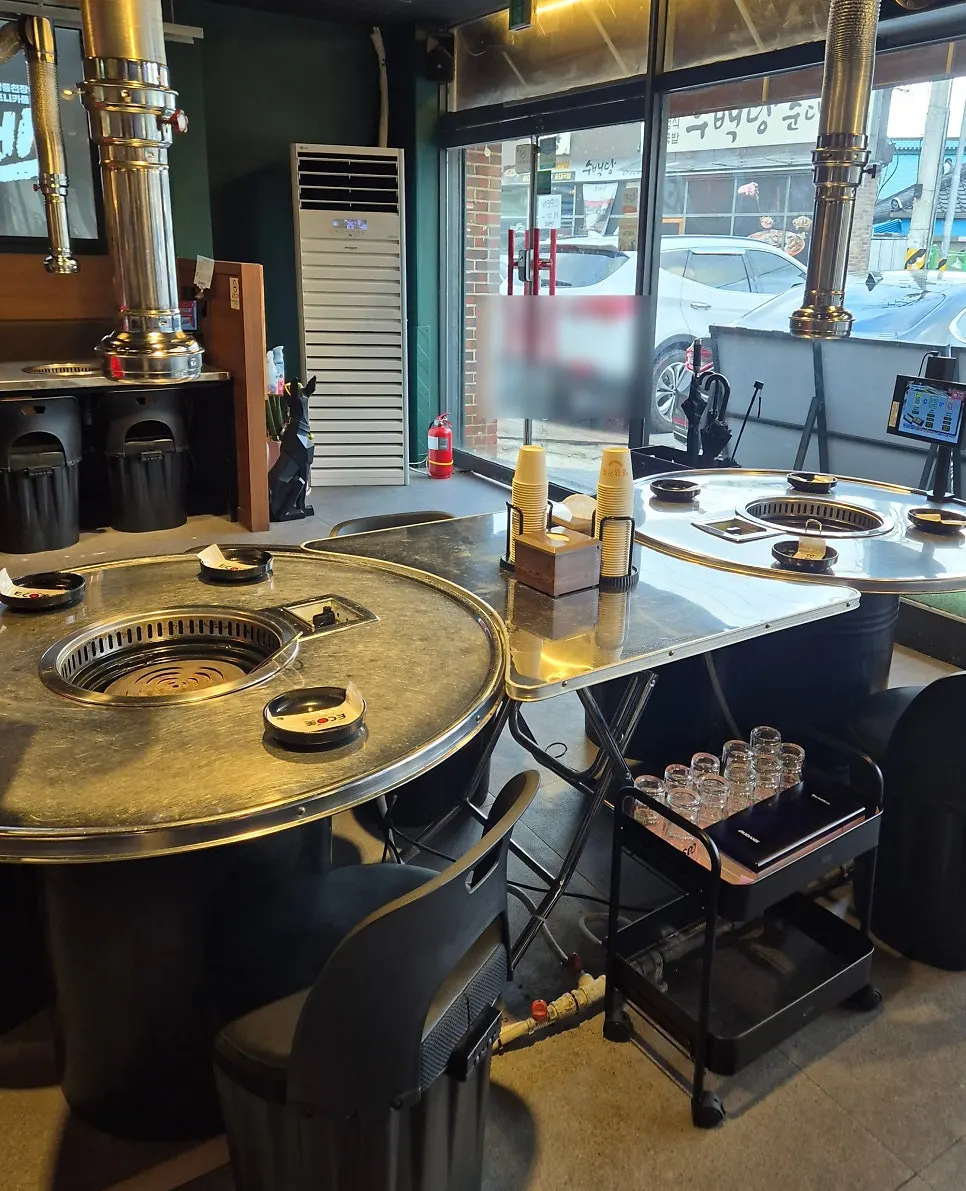 Table inside Ppaksen Freshwater Eel Songjeong Station Branch