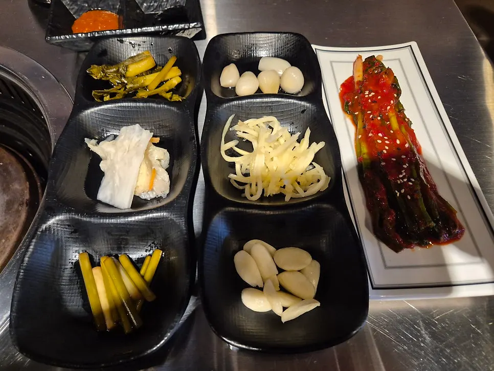 Eel served with pa-kimchi (green onion kimchi)