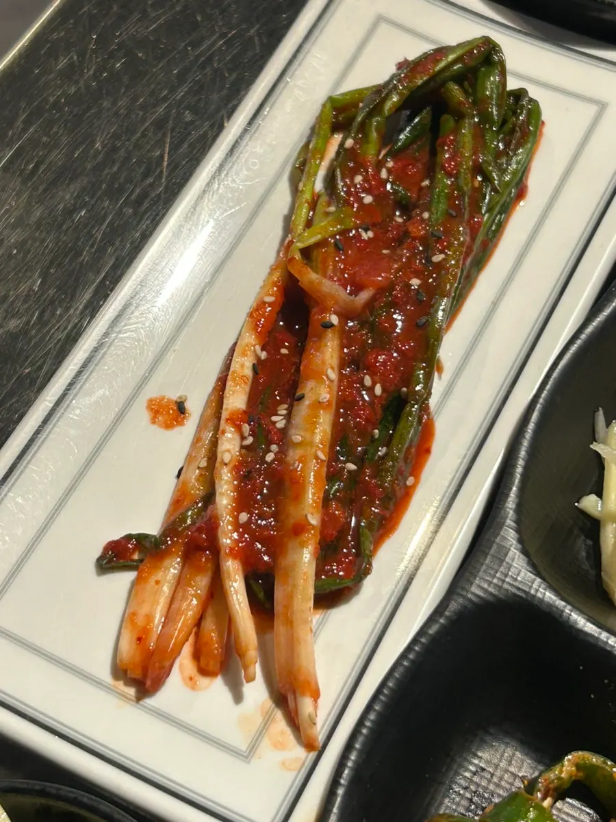 파김치를 올린 장어 한 점