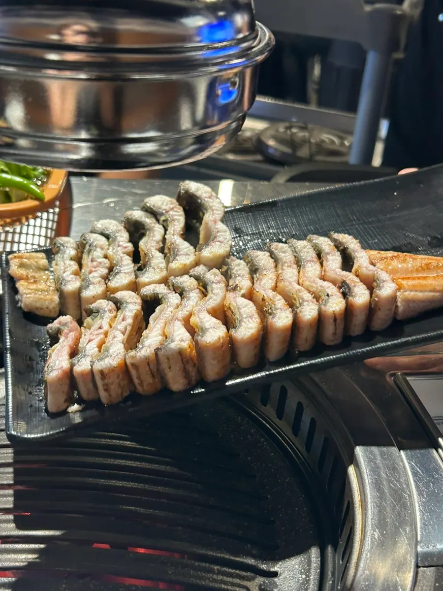 살이 도톰한 큼직한 민물장어