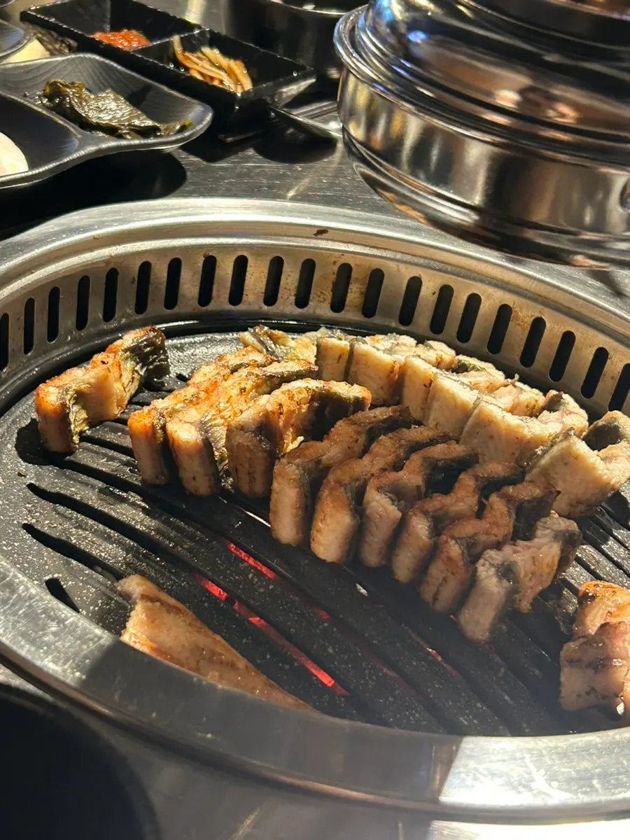 겉이 노릇하게 익은 장어 소금구이