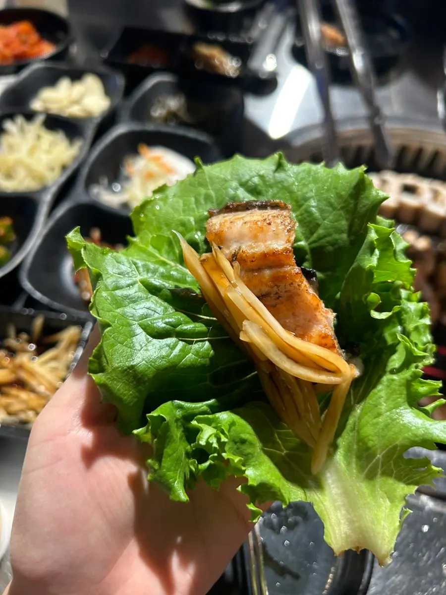 쌈채소에 장어와 파김치를 올린 모습