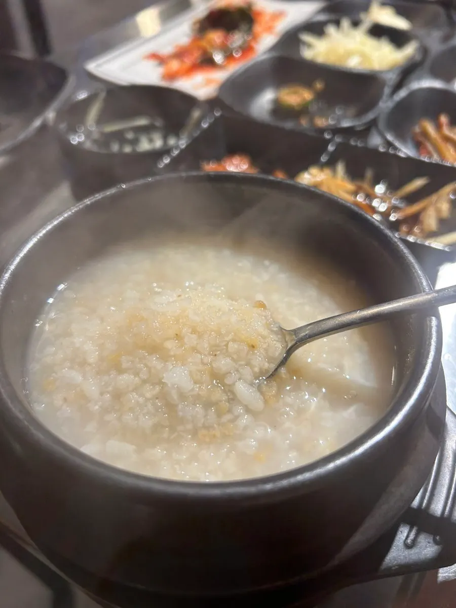 뚝배기에 담겨 나온 누룽지