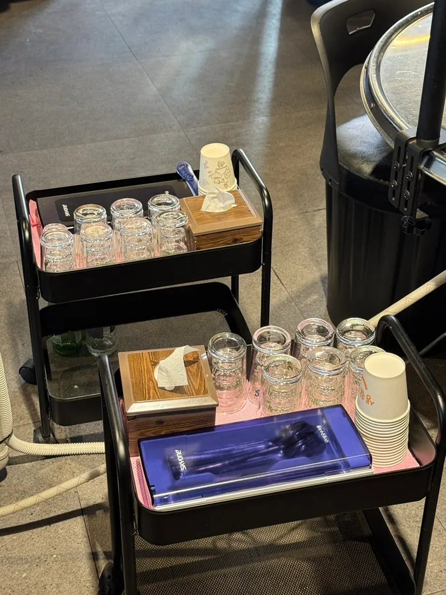 Group round table with a connected center section