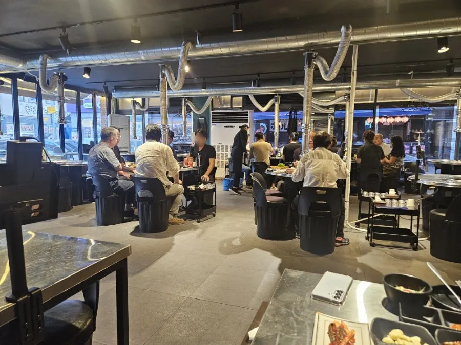 Interior of Ppaksen Freshwater Eel Songjeong Station Branch with spacious table spacing