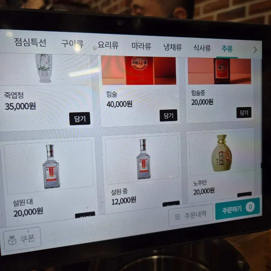 테이블 간격이 여유로운 매장 내부