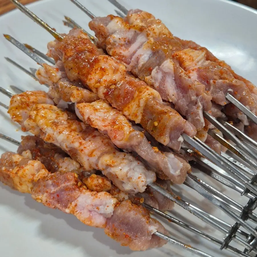 테이블에 세팅된 양꼬치 숯불