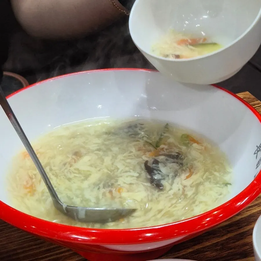 양념이 잘 묻은 생양꼬치 접시