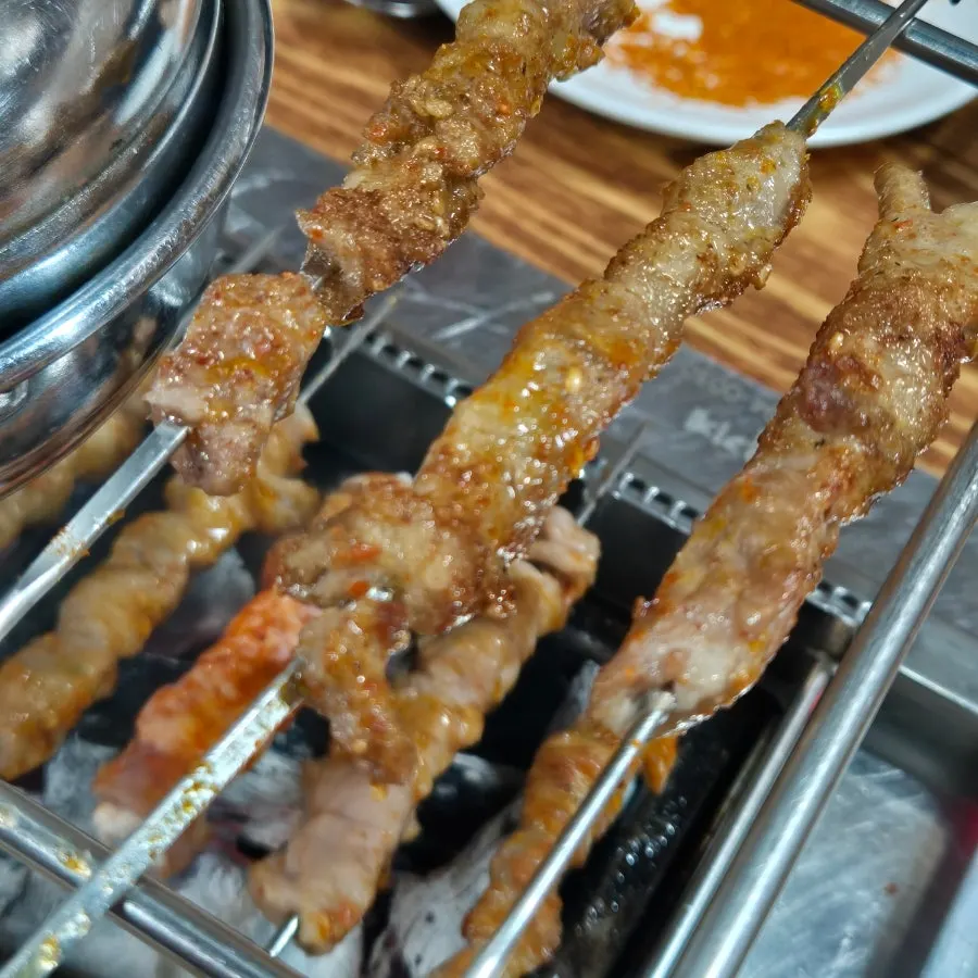 숯불에서 구워지는 양꼬치
