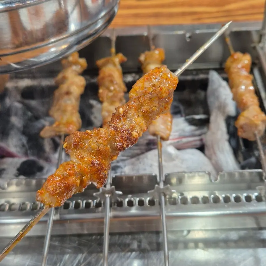 맥주와 함께 구워지는 양꼬치 테이블