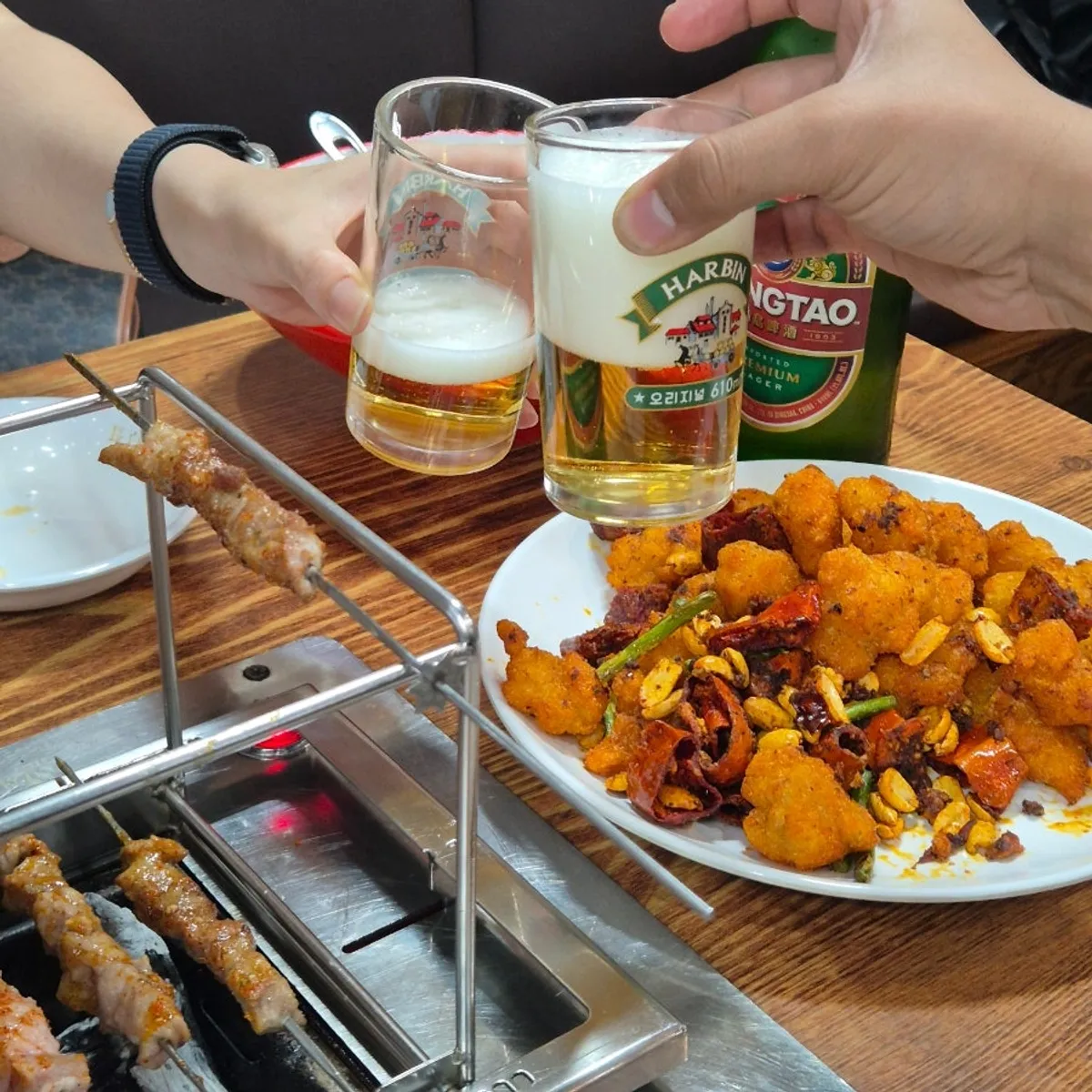 양꼬치에 맥주를 곁들인 저녁 테이블