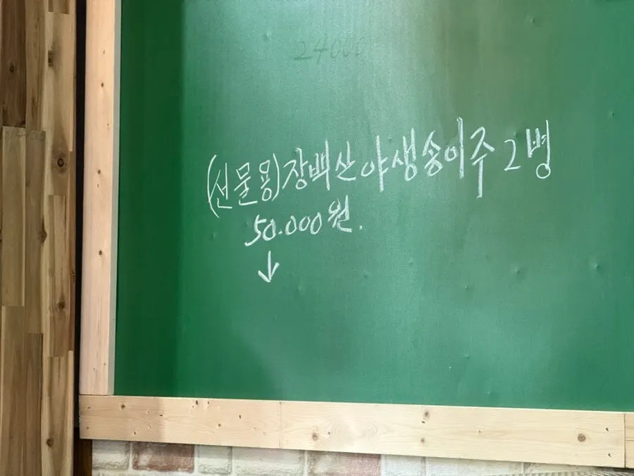 넓은 테이블이 배치된 매장 내부
