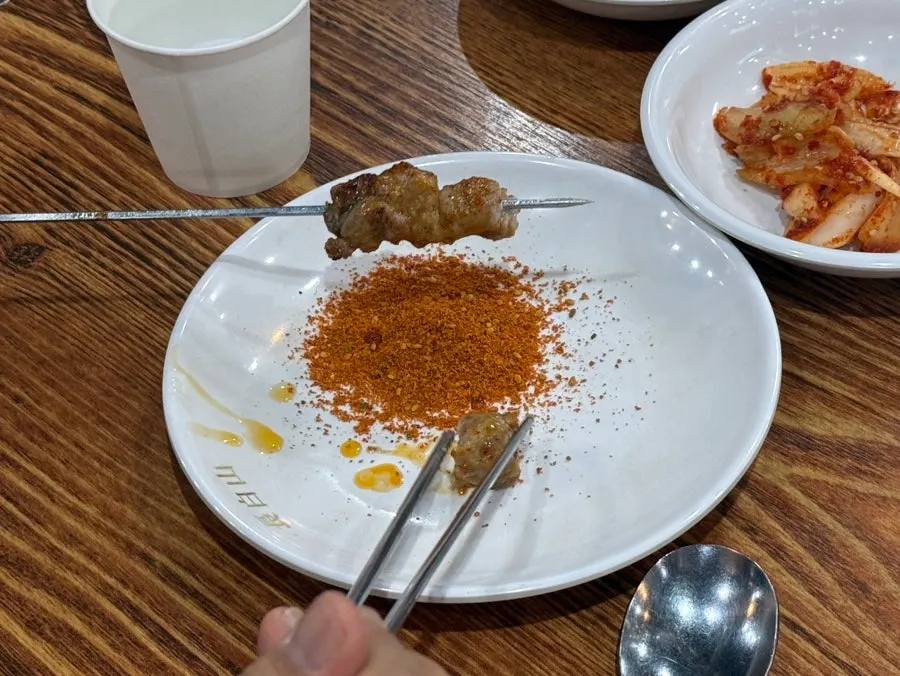 주문한 요리가 놓인 테이블