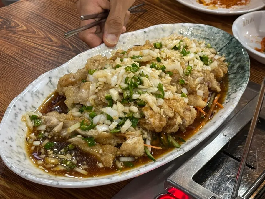 닭고기와 야채가 푸짐하게 쌓인 유린기