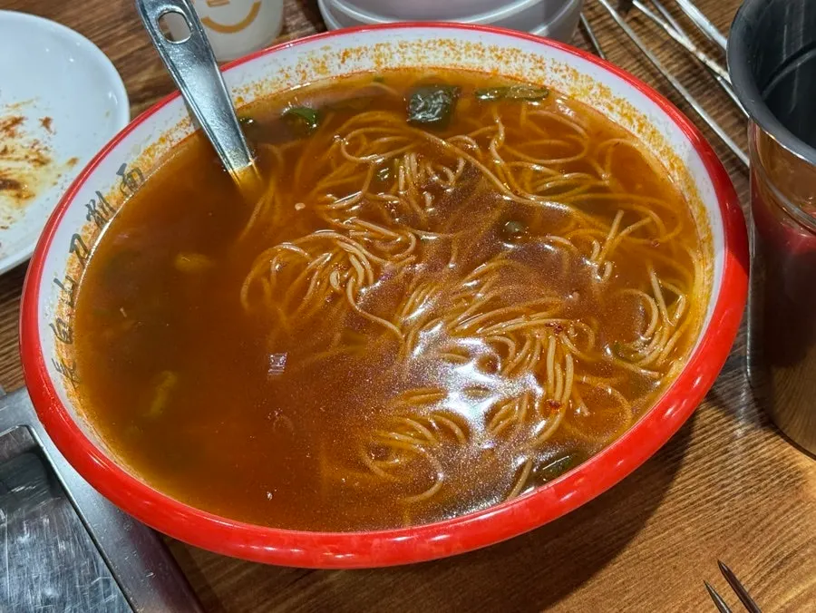 고추가 들어간 칼칼한 옥수수온면