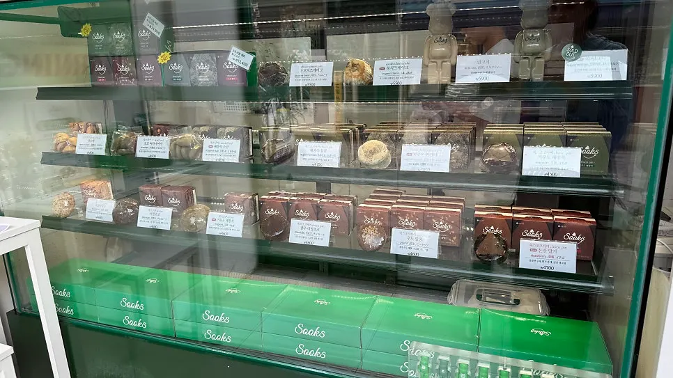Neatly organized interior of Ssukseu Choco Pie