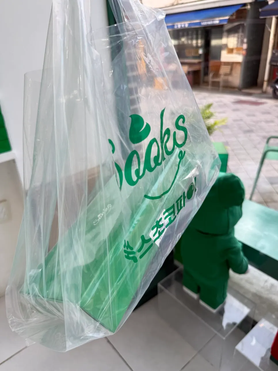 Shopping bag with the 6-piece set of chosen flavors