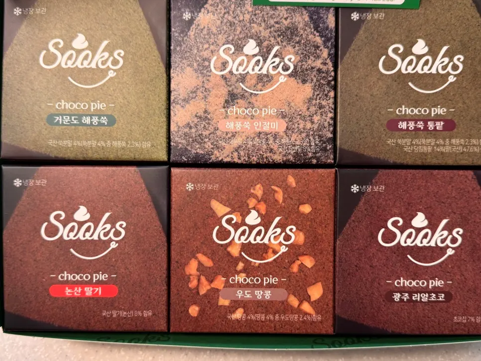 Several flavors of Ssukseu Choco Pie laid out
