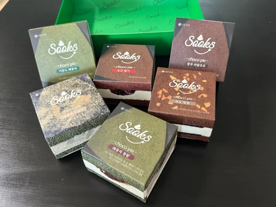 Individually wrapped fresh-cream mugwort Choco Pies
