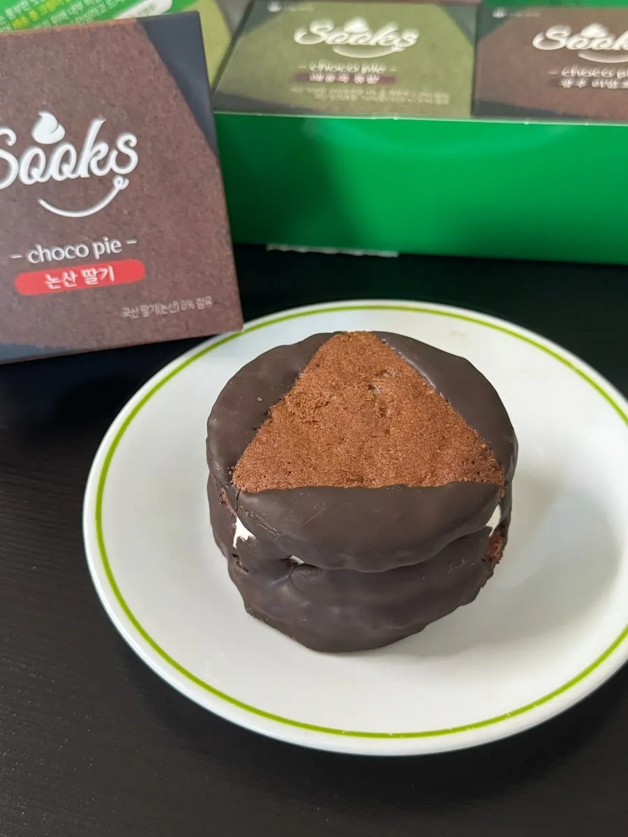 Cut-open Ssukseu Choco Pie cross-section