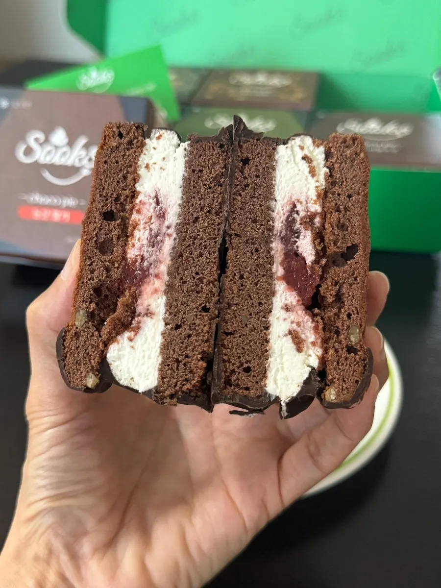 Generously filled Ssukseu Choco Pie cross-section