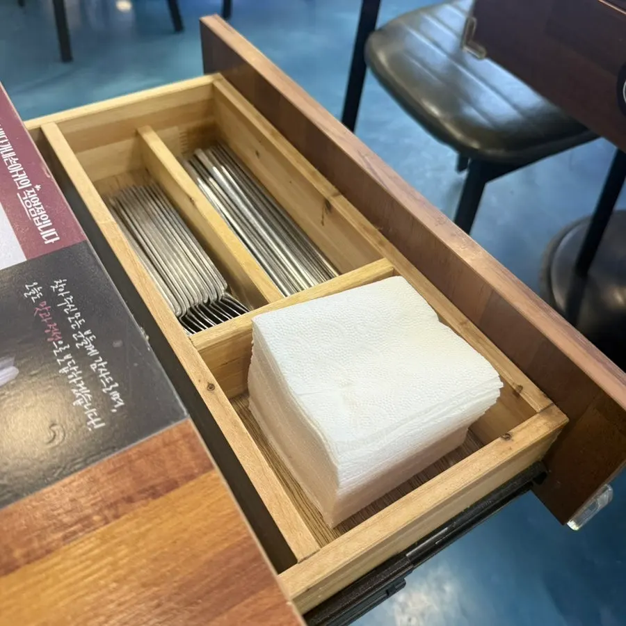 물과 집기가 세팅된 테이블