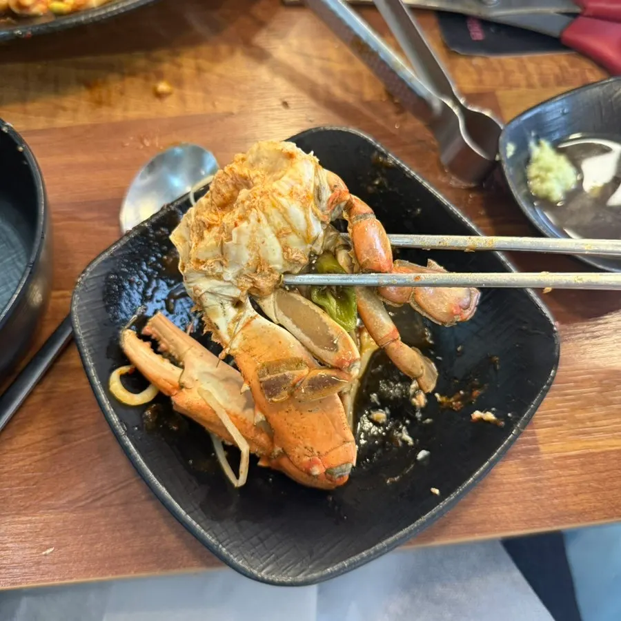 꽃게가 들어간 얼큰한 해물탕