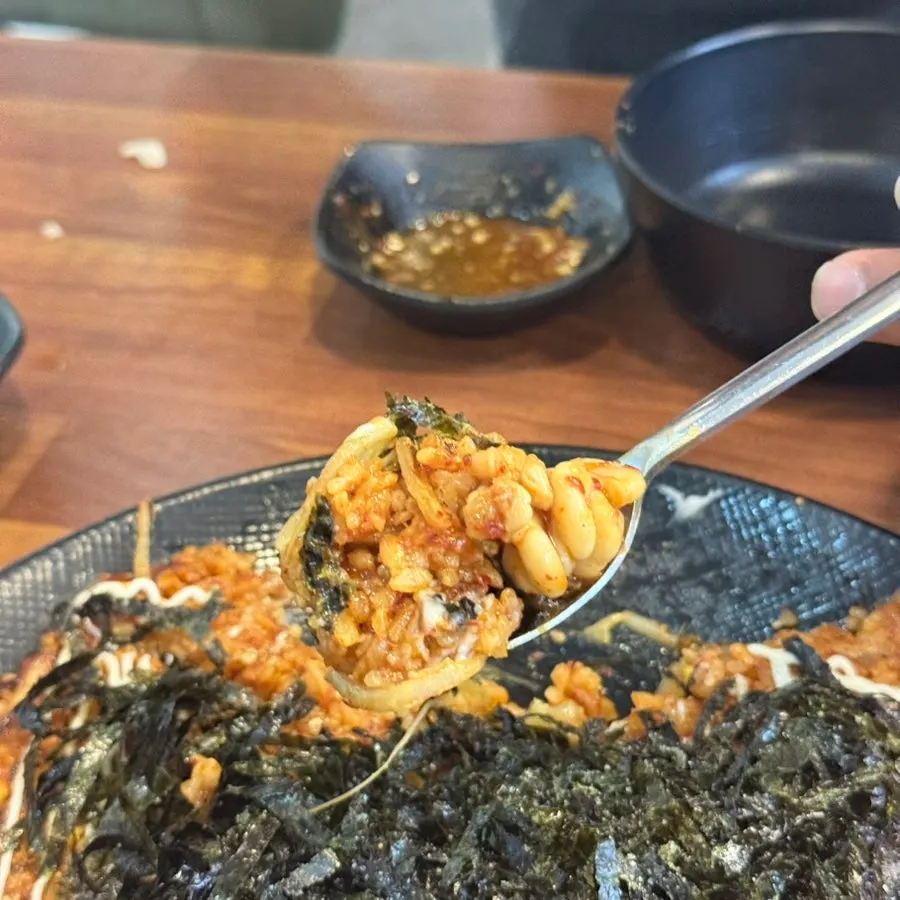 고소한 볶음밥 한 숟갈