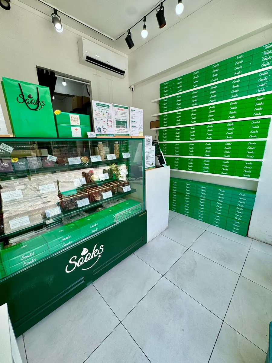 Interior de la tienda Ssukseu Choco Pie Gwangju y su vitrina