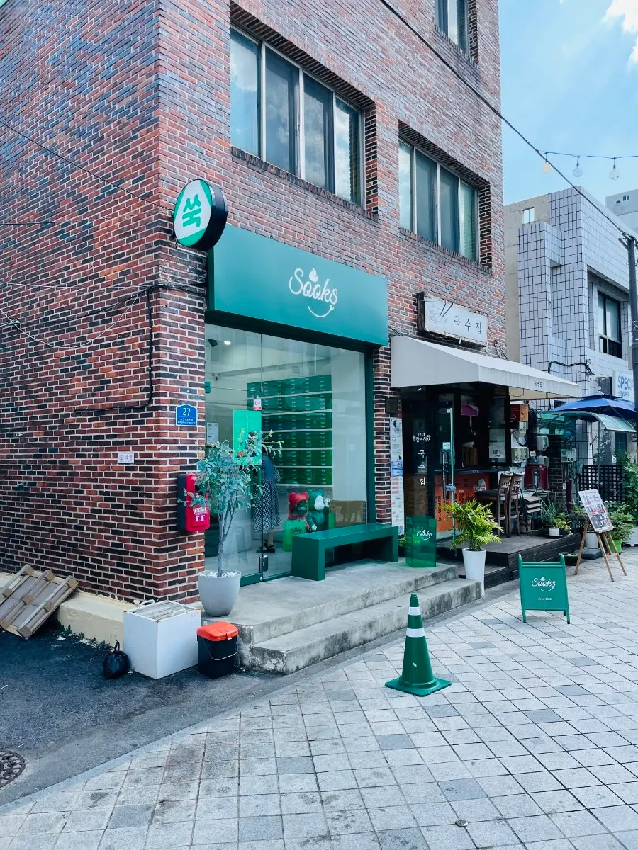 Entrance of Ssukseu Choco Pie with green accent details
