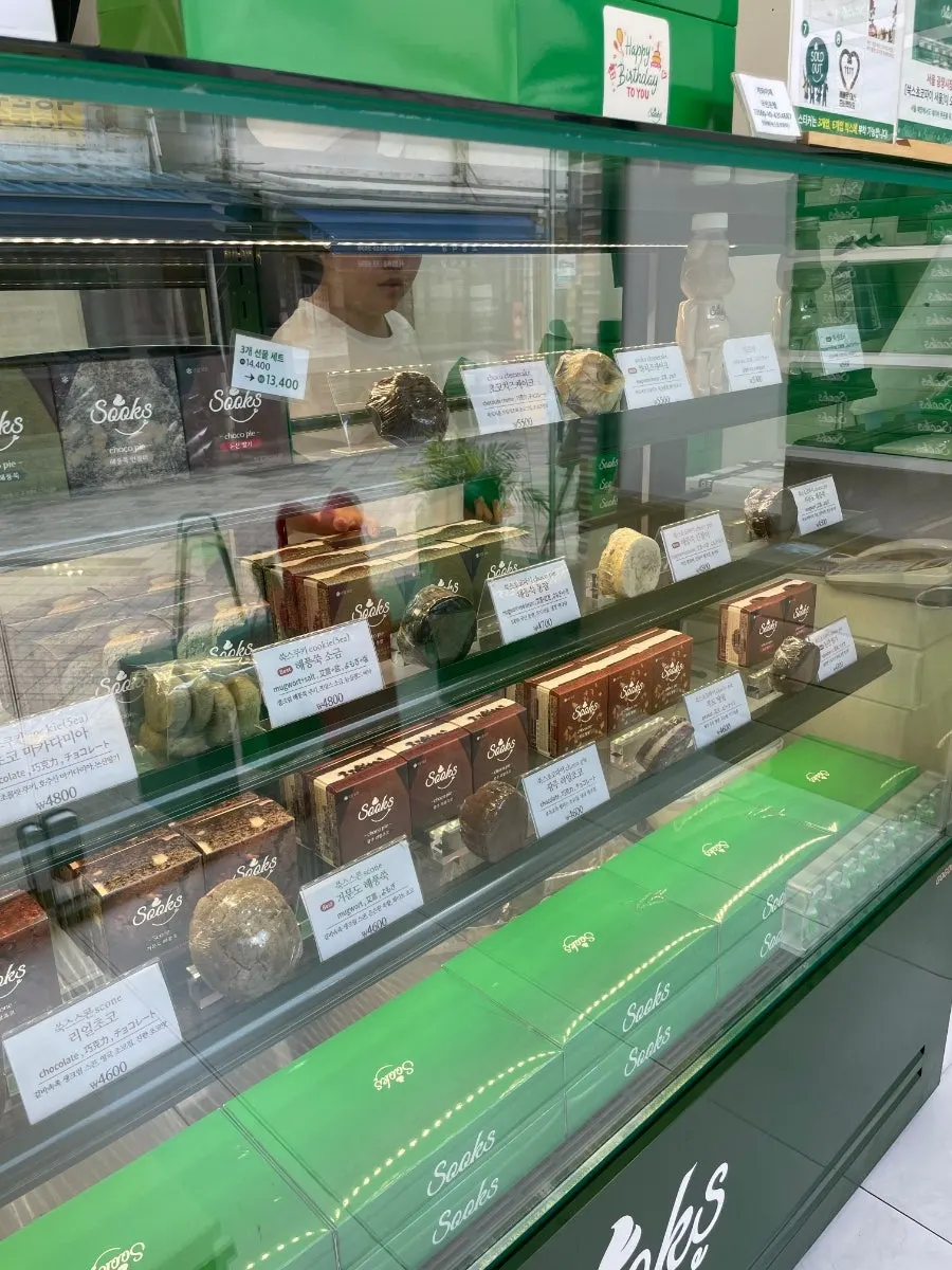 Interior and display case of Ssukseu Choco Pie