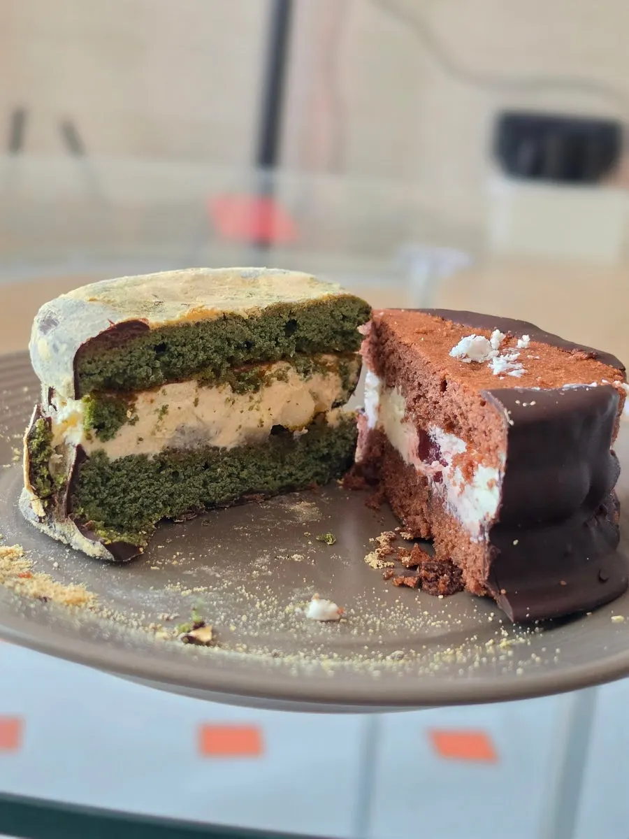 Cross-section of the sea-wind mugwort injeolmi and Nonsan strawberry choco pies