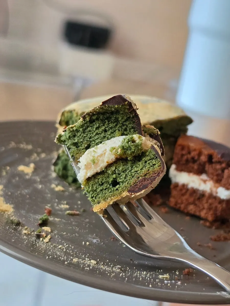 Sea-wind mugwort injeolmi choco pie with injeolmi cream and rice cake inside