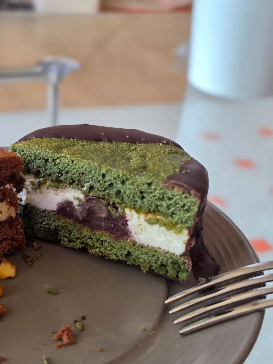 Cross-section of the sea-wind mugwort red bean choco pie