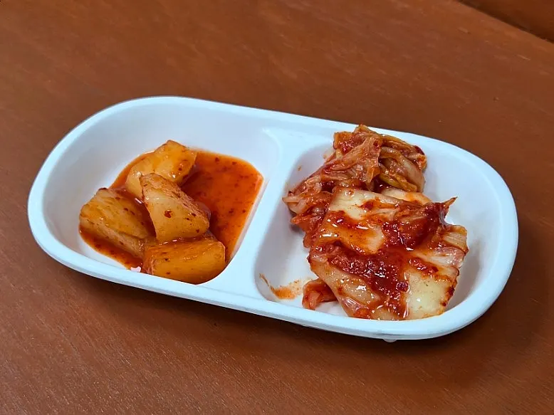 국밥보쌈정식과 음료수 한 상 차림