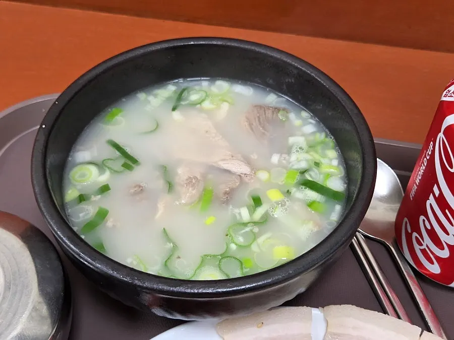 돼지국밥과 맛보기 수육이 함께 놓인 상